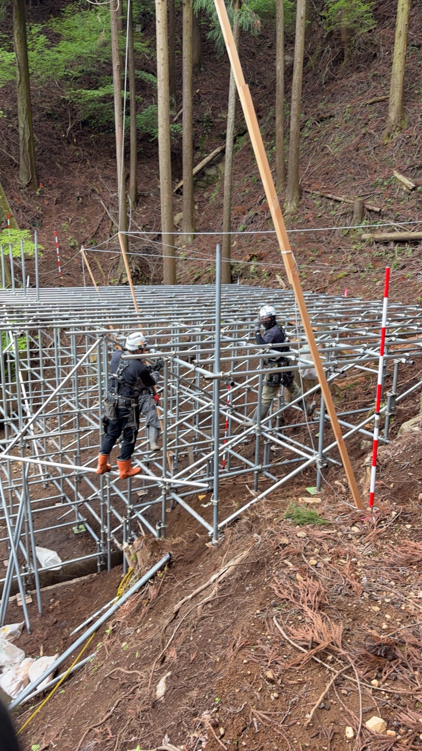 山間部の単管足場